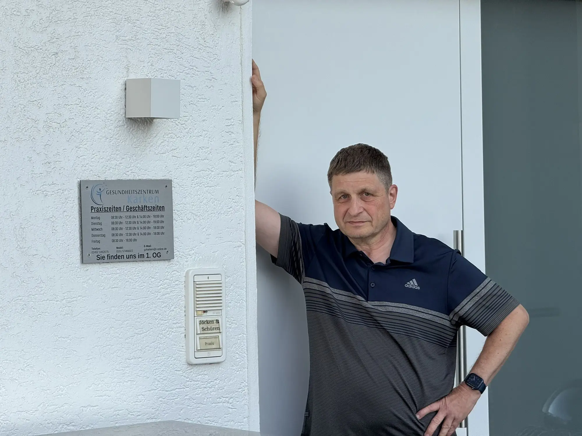 Christoph Jansen im Eingang des Gesundheitszentrums Karken
