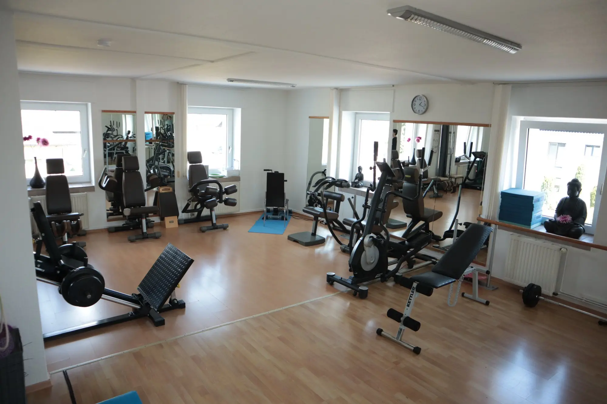 Trainingsraum mit medizinischen Trainingsgeräten