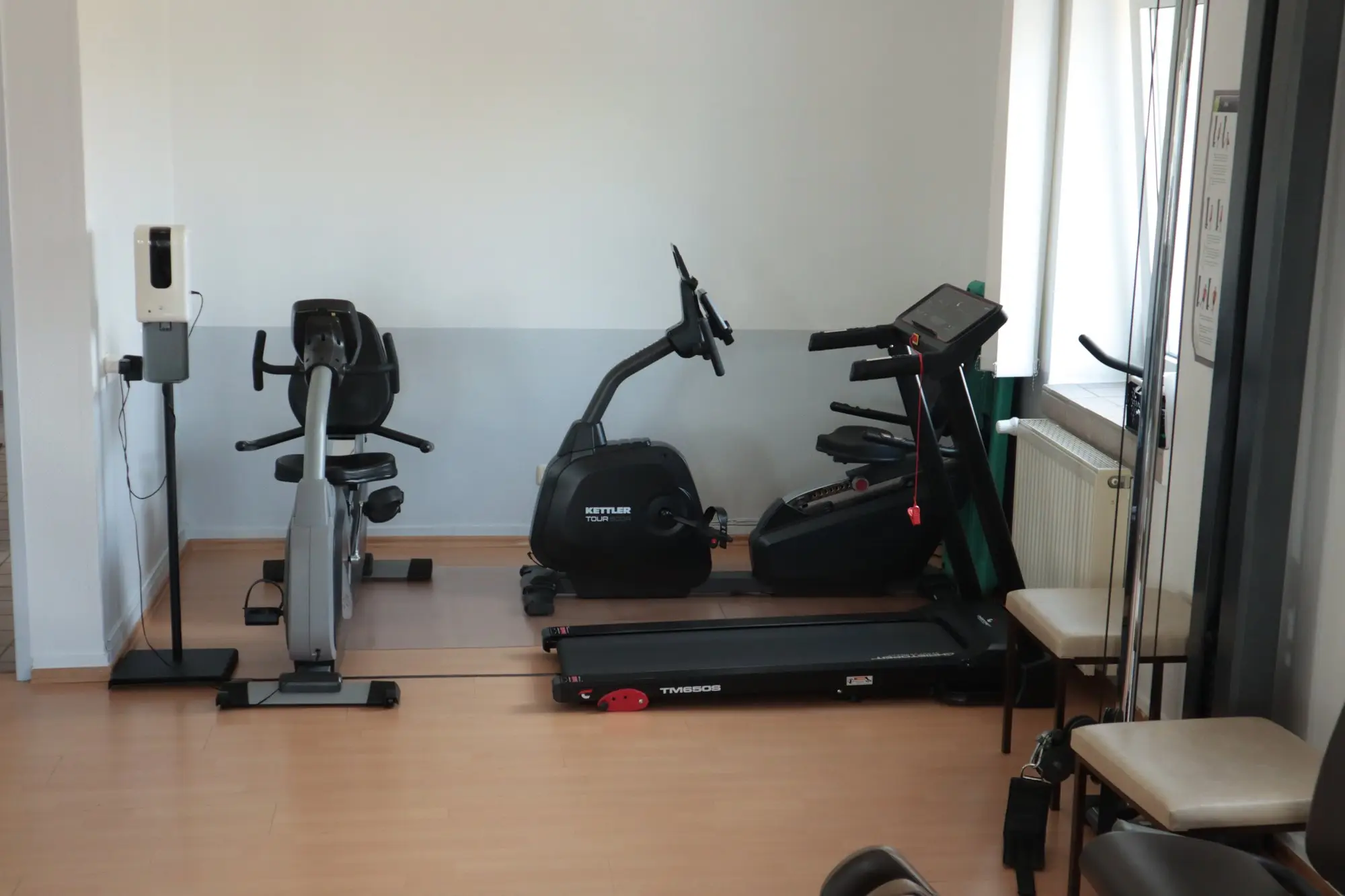 Ausdauergeräte im Trainingsraum