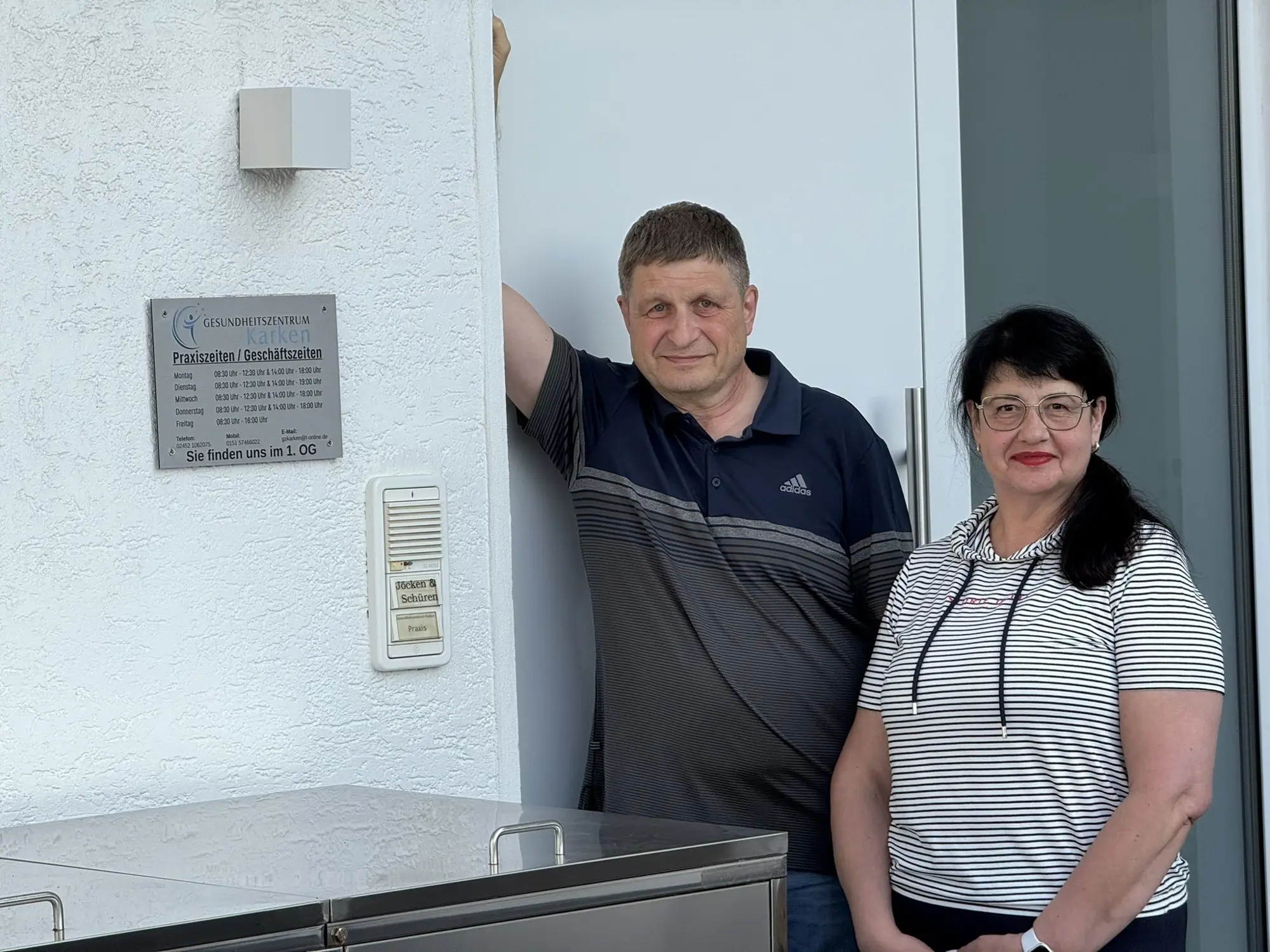 Christoph und Lilli Jansen vor dem Eingang des Gesundheitszentrums Karken in Heinsberg-Karken